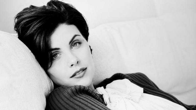 The Style of Sherilyn Fenn | From Twin Peaks to Cinematic Noir Muse